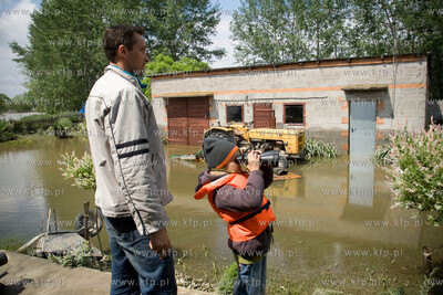 Nowy Torszyn NZ 6 letni Kuba odwiedzil swoj podtopiony...