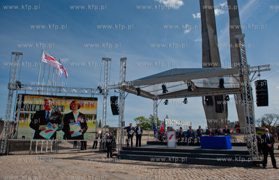 Pomnik Trzech Krzyzy na Placu Solidarnosci w Gdansku.....