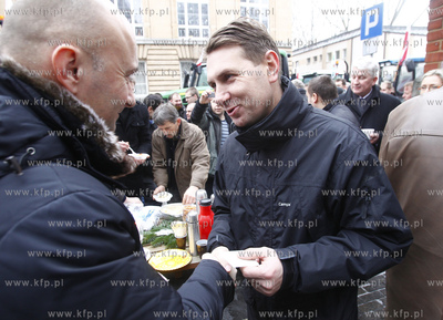 Szczecin. Wigilia rolnikow protestujacch przed siedziba...