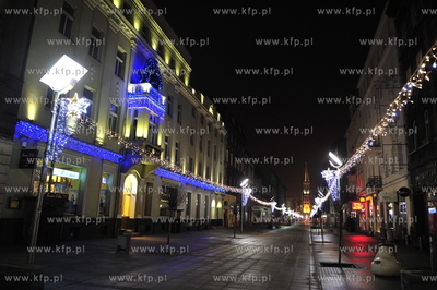 Katowice. Iluminowane centrum miasta wieczorem w pierwszy...