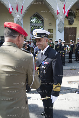 Gdynia. Święto Wojska Polskiego. Nz. Kmdr Wojciech...