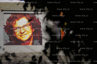 Górny Wrzeszcz. Graffiti, portret Zbigniewa Wodeckiego...