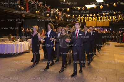 Gdańsk. Studniówka I LO w Starym Maneżu. Nz. z lewej...