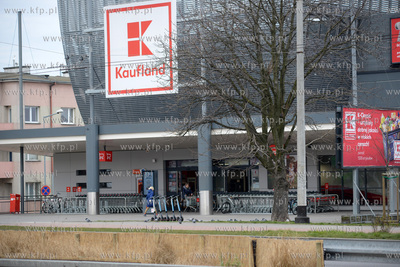 Gdynia. Srodki ostroznosci w zwiazku z pandemia koronawirusa...