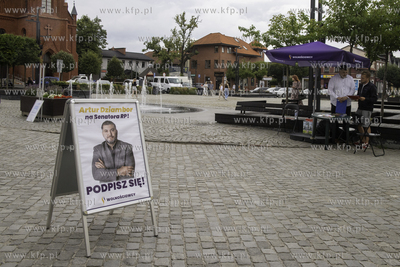Rynek w Kartuzach. Poseł Artur Dziambor zbiera podpisy...
