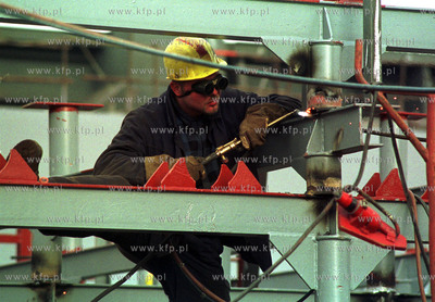 Stocznia Gdynia, spawacz przy pracy16.02.2002fot....