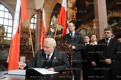 Po katastrofie lotniczej, w ktorej m.in. zginela para...