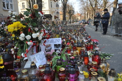 Sopot. Ul. Armii Krajowej 55. Ludzie skladaja kwiaty...