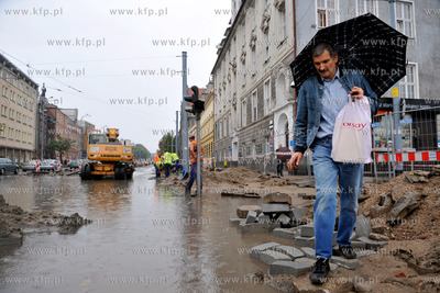Gdansk podczas ulewy. Nz. Remontowana ulica i torowisko...