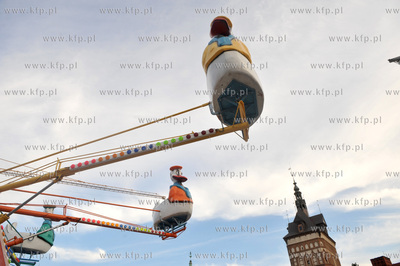 Gdansk. Na Targu Weglowym ustawiono male wesole miasteczko,...