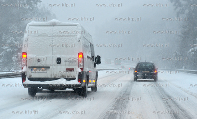 Mimo trudnych warunkow drogowy samochody ciezarowe...