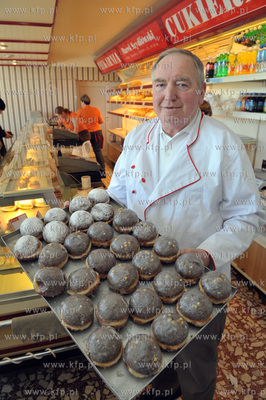 Marek Szydlowski prezentuje paczki przygotowane na...