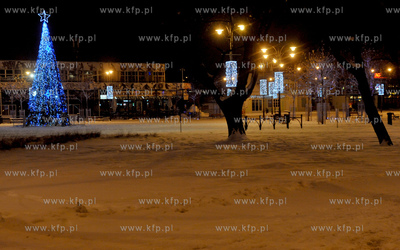 Plac Przyjaciol Sopotu w Sopocie w zimowo nocnej scenerii....