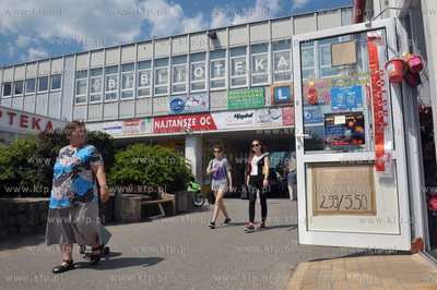 Gdansk Zaspa. Osiedlowe centrum handlowe na ul. PIlotow...