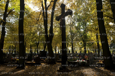 Zukowo. Cmentarz. 21.10.2012 Fot. Maciej Kosycarz /...