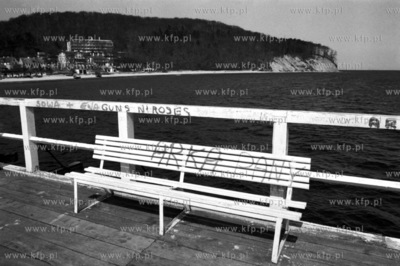 Zniszczona lawka z napisem Arka Gdynia na molo w Gdyni...