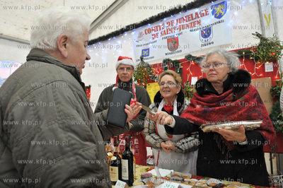 Jarmark Bozonarodzeniowy na placu Mariackim przy kosciele...