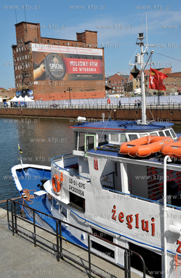 Gdansk. Na Motlawie, przy przystani statek bialej floty...