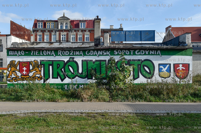 Gdańsk - Orunia. Mural Lechii Gdańsk, na tylnej ścianie...