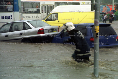 W Gdansku gwaltowna ulewa spowodowala powodz. Okolice...
