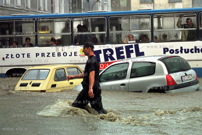 Ulewny deszcz zalal ulice Gdanska. 09.07.2001 fot....