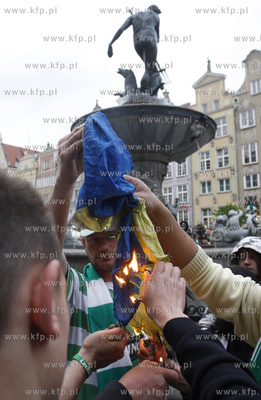 Gdansk. Ul. Dlugi Targ. Kibice Lechii Gdansk swietuja...