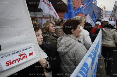 Gdynia. Wolny Zwiazek Zawodowy Sierpien 80 i OPZZ 
pod...