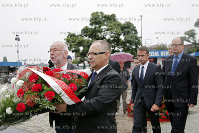 Gdansk. Zlozenie kwiatow pod pomnikiem Poleglych Stoczniowcow...