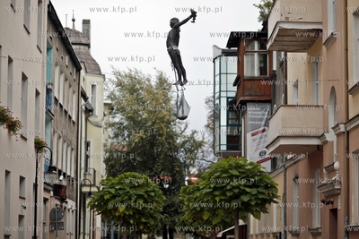 Sopot. Rzezbe rybaka balansujacego nad ul. Bohaterow...