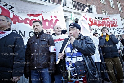 Pikieta pod Urzędem Wojewodzkim w Gdansku w gescie...