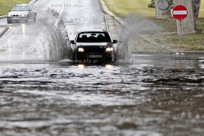 Gdansk Zaspa. Zalany przejazd pod wiaduktem na Al....