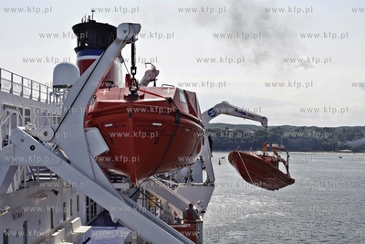 Gdynia. Swieto Morza. Pokaz dzialan antyterrorystycznych...