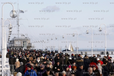 Tłum spacerujących na sopockim molo w drugi dzień...