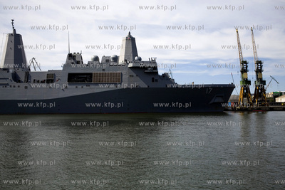 Amerykański okręt desantowy San Antonio dowodzący...