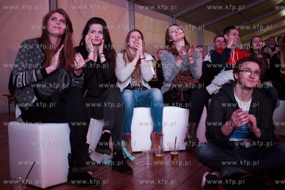 Mistrzostwa Europy w piłce ręcznej. Kibice oglądają...