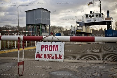 Z powodu silnego wiatr nie pływa prom Wisłoujście.
03.02.2016
fot....