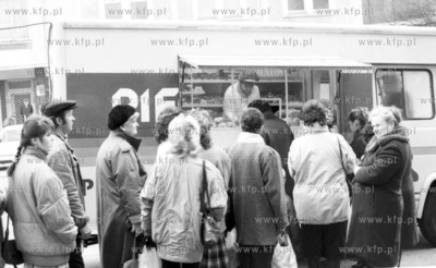 Kolejka do samochodu - sklepu piekarniczego Jana Szydlowskiego...