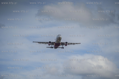 Gdansk Air Port. Salolot linii Wizzair podchodzi do...