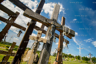 Podlaska Góra Krzyży na uroczysku Święta Woda wznosi...