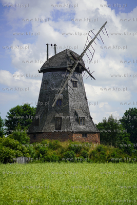 Drewniano - murowany zabytkowy wiatrak holenderski...