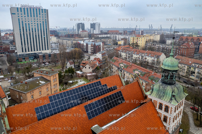 Panele słoneczne zamontowane na dachu kocioła św....