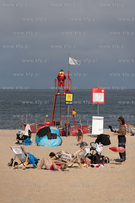 Ratownik WOPR na wieżyczce na plaży w Sopocie. 15.07.2026...