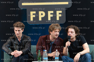 FPFF 2026. Spotkanie z twórcami filmu Mniej obcy....