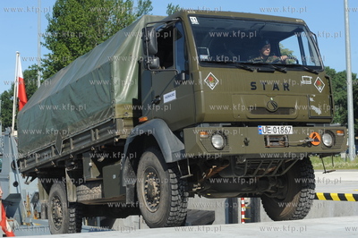 Port wojenny Gdynia Oksywie. 32 zolnierzy i 13 pojazdow...