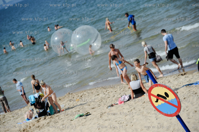 Gdansk. Plaza w Brzeznie. Zakaz kapieli. 19.07.2011...