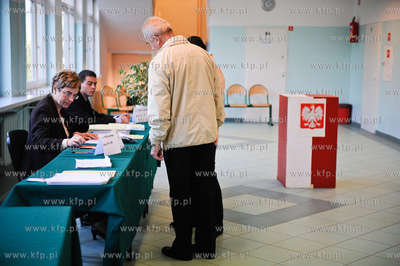 Gdansk. Obwodowa Komisja Wyborcza nr 80 w Gimnazjum...