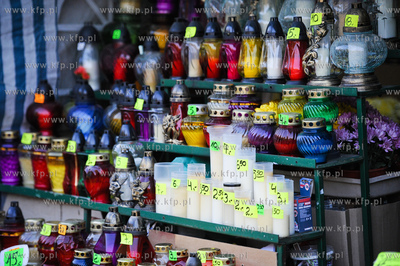 Gdansk. Cmentarz Srebrzysko. Stragany ze zniczami i...