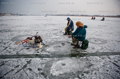 Gdansk. Martwa Wisla. Niskie temperatury utworzyly...