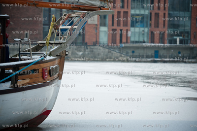 Gdansk. Niskie temperatury skuly lodem wody Motlawy....