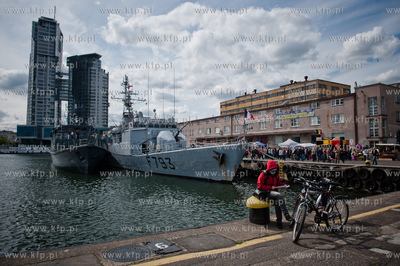Port w Gdyni. Tlum ludzi oglada i zwiedza zacumowane...